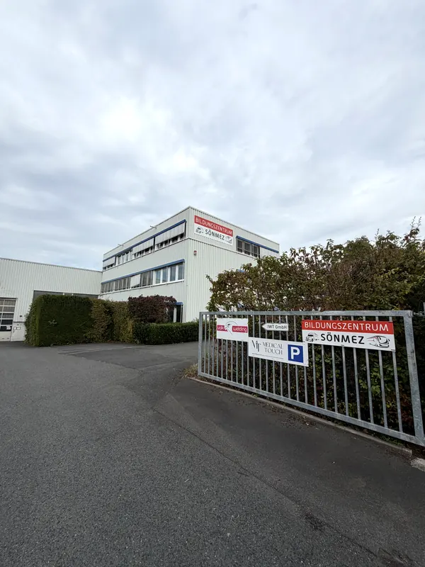 Zgrada s natpisom Bildungszentrum Sönmez i ulaz sa znakom za parking