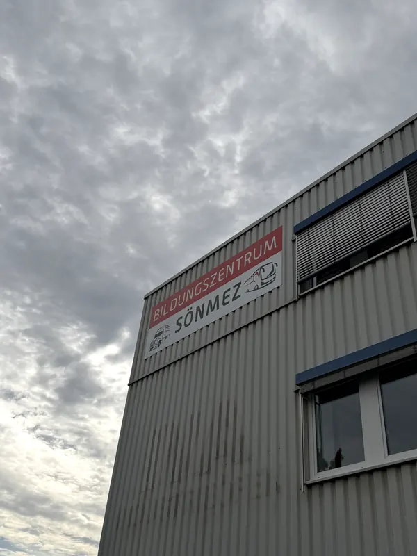 Bildungszentrum Sönmez lettering on the facade